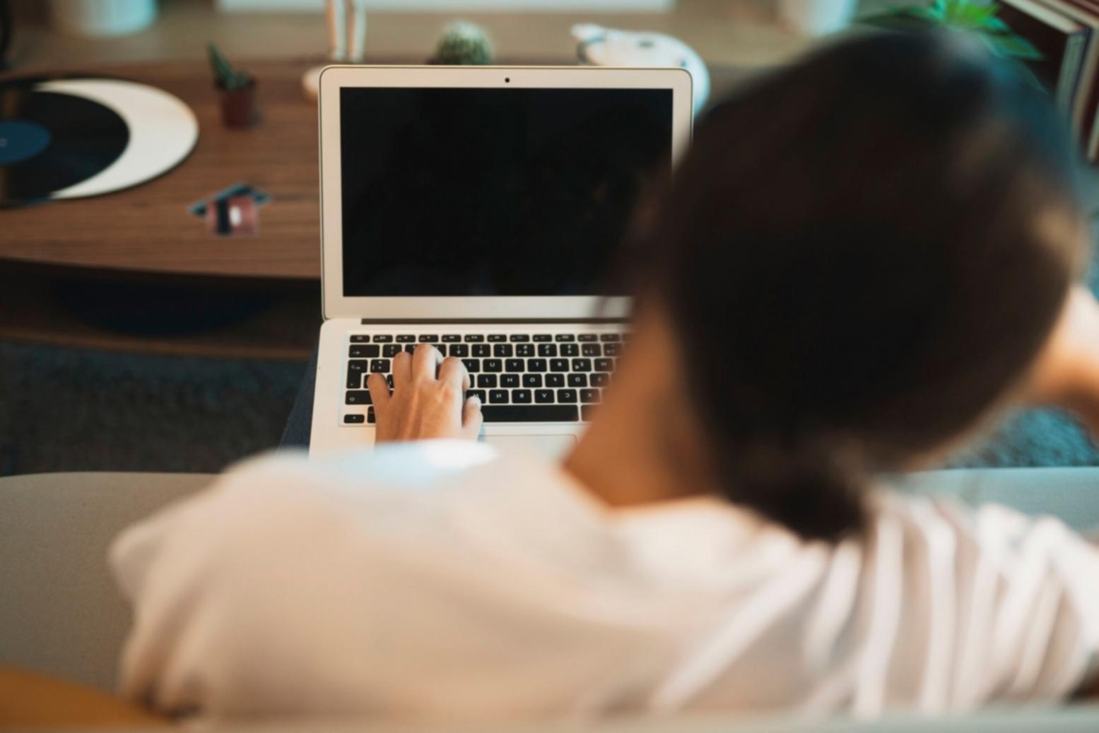 Profesionales analizando datos financieros en entorno colaborativo